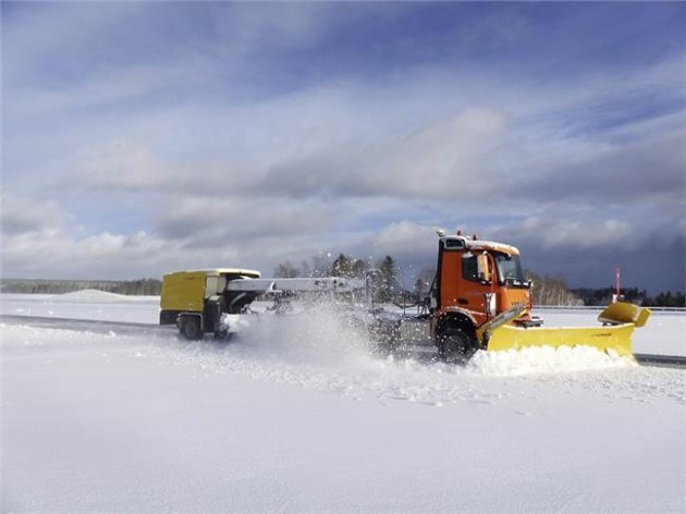 Foto - Daimler Pamer Truk Otonom Pembersih Salju