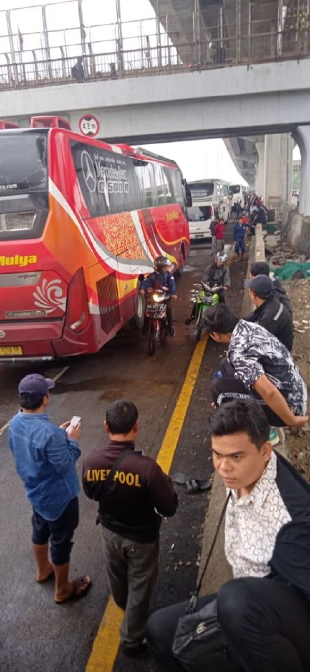 Foto - Jengkel Macet, Penumpang Ini Ambil Motornya dari Bagasi Bus dan Lanjutkan Perjalanan Sendiri