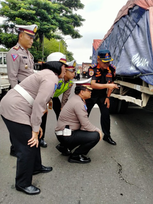 Foto - Sebanyak 277 Truk ODOL Terjaring Razia Gabungan Di Tol Jagorawi Sampai Dalam Kota 