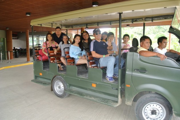 Foto - Di Cebu Filipina, Pikap Super Ace Disulap Jadi Mobil Wisata Keliling Taman Safari