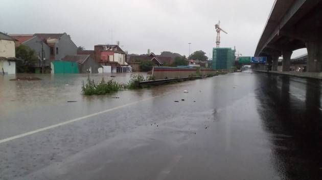 Foto - Banjir, Jasa Marga Tutup Sementara Sejumlah Gerbang Tol