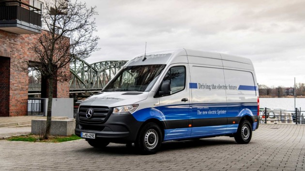 Foto - Mercedes-Benz Sprinter Rayakan Ulang Tahun Ke-25