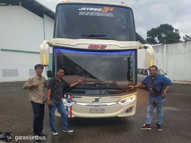 Foto - Bus Pariwisata Mewah Pandawa 87 Bersasis Volvo B11R Akhirnya Meluncur dari Adi Putro