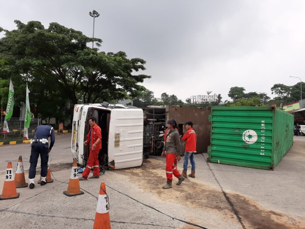 Foto - Sopir Truk Terguling Di Rest Area Km 97 Cipularang Tidak Ada SIM