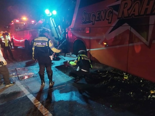 Foto - Bus Patas Hantam Pantat Truk di Tol Jombang-Mojokerto, Kondektur Tewas