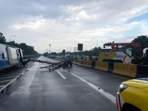 Foto - Supir Ngantuk Bikin Bus Damri 'Terbang' ke Pembatas Jalan Tol Bandara