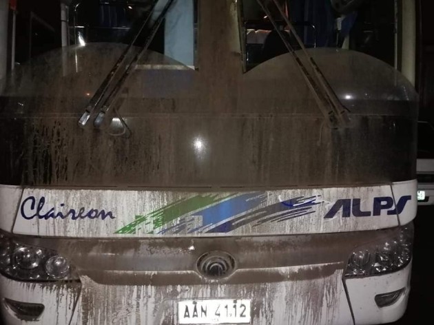 Foto - Bus AKAP di Filipina Mandi Debu Akibat Erupsi Gunung Taal