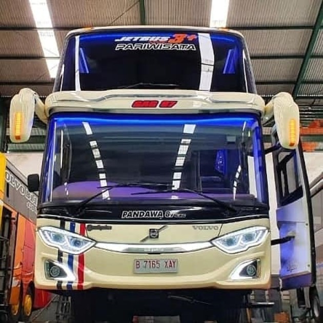 Foto - Bus Pariwisata Mewah Pandawa 87 Bersasis Volvo B11R Akhirnya Meluncur dari Adi Putro