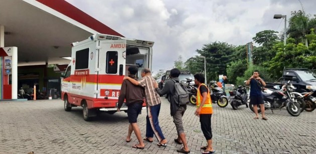 Foto - Ambulans New Carry Turun Langsung Evakuasi Korban Banjir Dua Meter di Bekasi