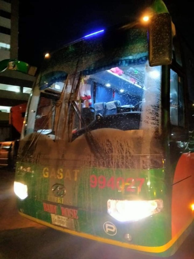 Foto - Bus AKAP di Filipina Mandi Debu Akibat Erupsi Gunung Taal