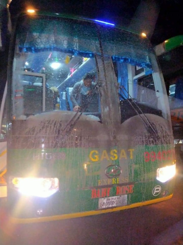 Foto - Bus AKAP di Filipina Mandi Debu Akibat Erupsi Gunung Taal