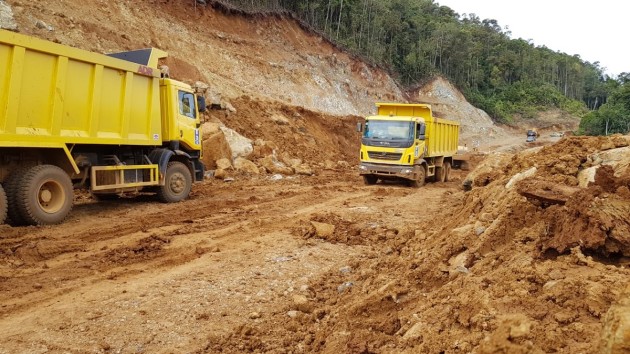 Foto - Truk Tata Prima S2528 Jadi Andalan Perusahaan Tambang di Halmahera Utara