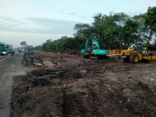 Foto - Pengemudi Truk Perlu Hati-hati, Ada Pekerjaan Jalan Belum Selesai Di Gerbang Tol Cibubur 1