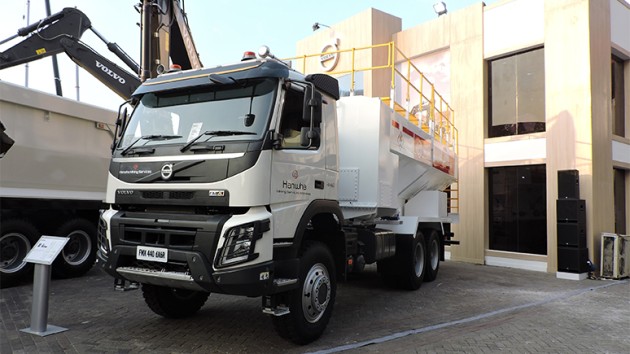 Foto - Volvo Trucks : Jajaran Truk Dengan I-Shift dan Crawler Gears Baru Tampil Memukau di Mining Indonesia 2017