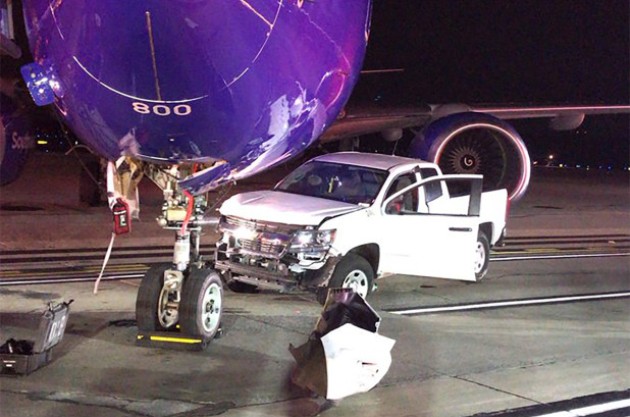 Foto - Pick Up Tabrak Pesawat Southwest Airlines Saat Baru Mendarat, Penumpang Panik