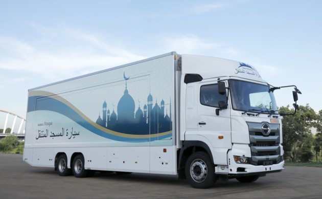 Foto - Truk Hino500 Ini Disulap Jadi Masjid Berjalan untuk Sambut Olimpiade Musim Panas 2020