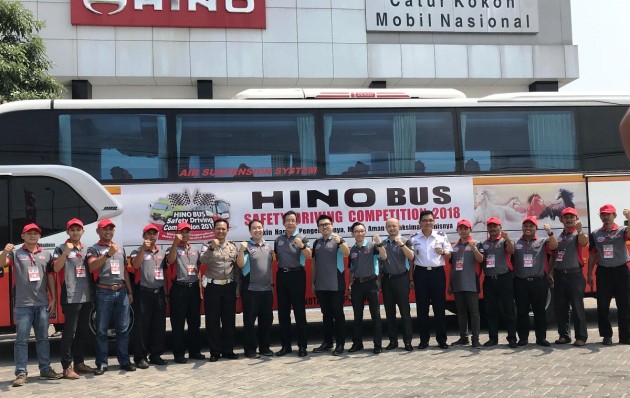 Foto - Hino Gelar Kompetisi Mengemudi Aman untuk Sopir Bus di Surabaya