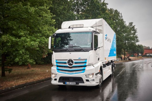 Foto - Mengintip Ujicoba Pemakaian 10 Truk Listrik eActros dari Mercedes-Benz