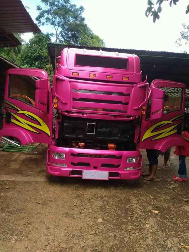 Foto - Modifikasi Truk Bak Kayu Isuzu NMR 71: Bumper Ceper, Tampilan Jadi Gahar Ala Truk Eropa