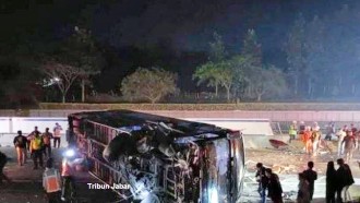 Bus Pariwisata Kecelakaan (Lagi) Di Tol Cipali 