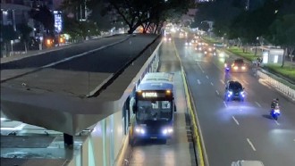 TransJakarta Jalan 24 Jam Penuh Di Malam Tahun Baru 2024