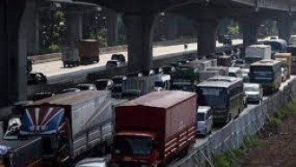 Truk Mogok Sebabkan Kemacetan Di Tol Jakarta Cikampek