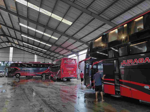 Foto - Pakai Bodi Double Decker, Seberapa Nyaman Naik Sleeper Bus PO Juragan 99 Trans?