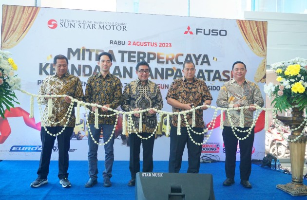 Foto - Anti Libur, Fuso Buka Bengkel Siaga 24 Jam di Sidoarjo