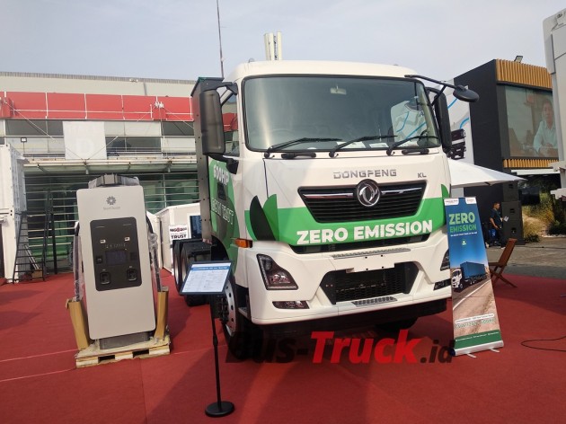 Foto - Dongfeng 6x4 Electric Tractor Head: Spesifikasi Khusus Indonesia