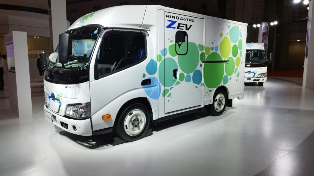 Foto - Hino Profia Z FCV dan Dutro Z EV Muncul Perdana