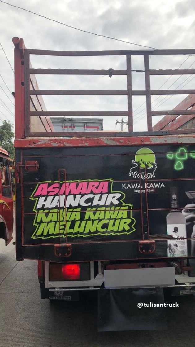 Foto - Setelah Era Lukisan Bak Truk, Kini Tulisan Bak Truk Jadi ‘Status Sosmed’