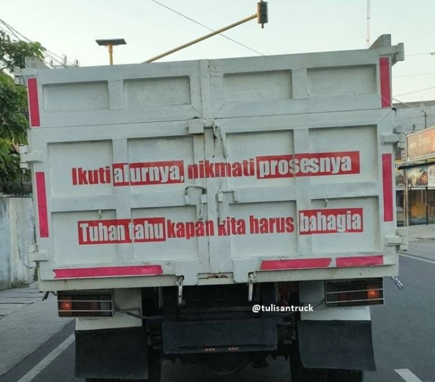 Foto - Setelah Era Lukisan Bak Truk, Kini Tulisan Bak Truk Jadi ‘Status Sosmed’