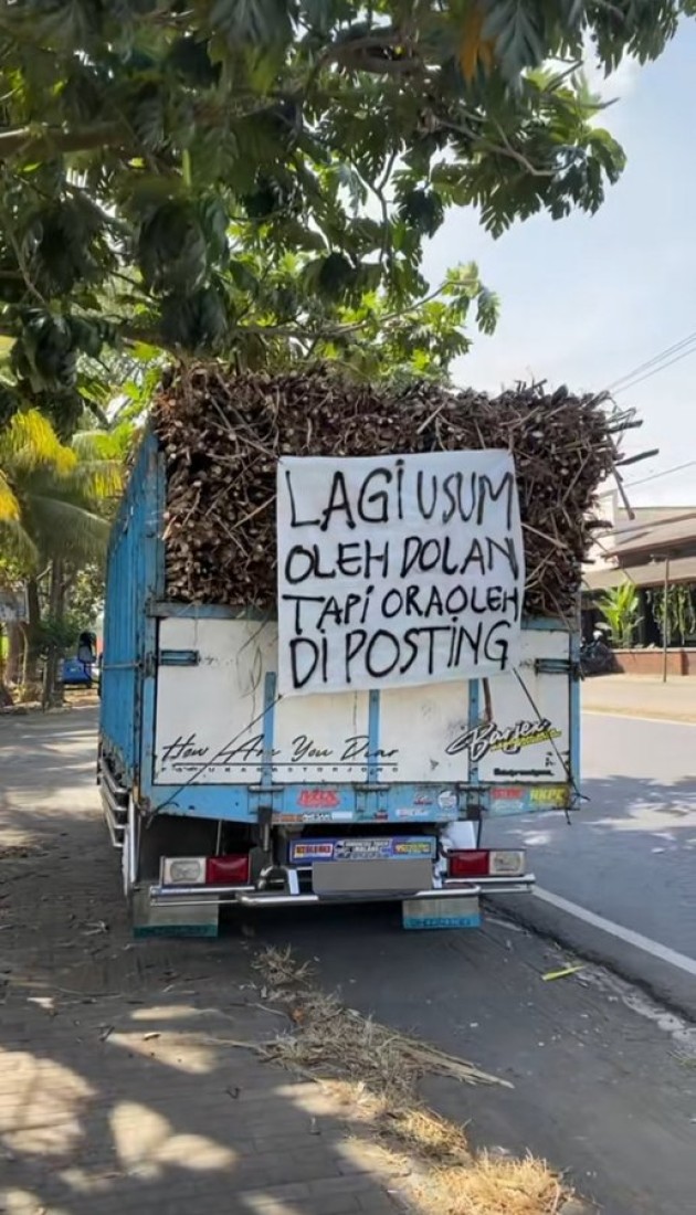 Foto - Setelah Era Lukisan Bak Truk, Kini Tulisan Bak Truk Jadi ‘Status Sosmed’