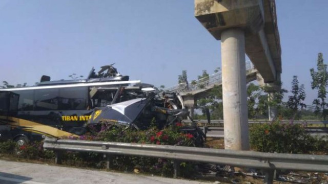 Laka Fatal di Tol Cipali: Bus Tiban Inten Melaju Kencang Hantam Beton Tiang JPO, Lalu Terbelah