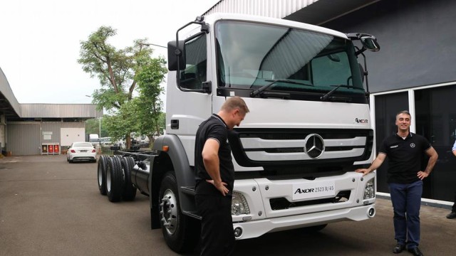 Daimler Luncurkan Varian Axor 2523 R Wheelbase Pendek untuk Pebisnis Logistik dan Angkutan Muatan Cair  