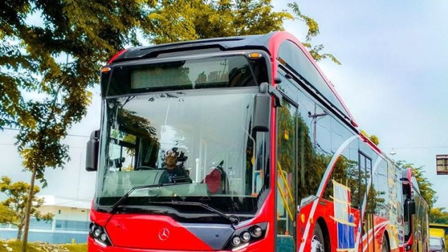 Dicat Merah dengan Logo Kota Surabaya, Bus Ini Dijajal Langsung Walikota Tri Rismaharani