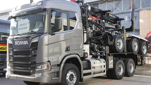  Truk Heavy Duty Scania Ini Sanggup Angkut Kayu Log Hingga 12 Meter Panjangnya