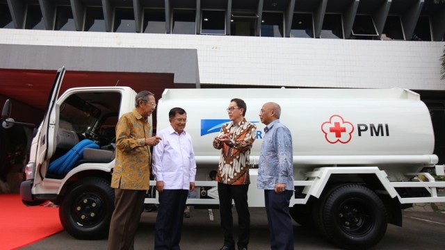 Astra International Donasi 10 Truk Tangki Air untuk Palang Merah Indonesia