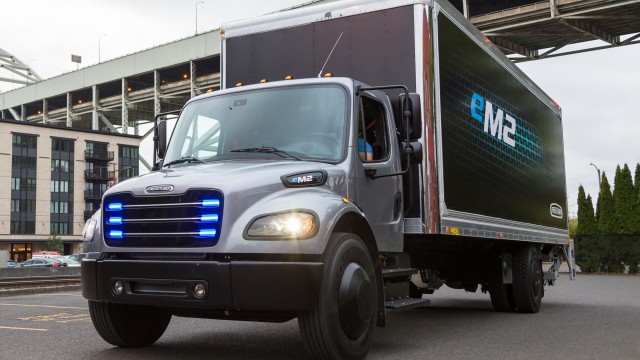 Daimler Serahterimakan Truk Listrik Freightliner Pertama untuk Konsumen di AS