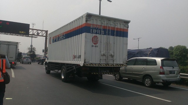Terindikasi Overload, Polisi Tilang 93 Truk Angkutan Barang di Gerbang Tol Kapuk