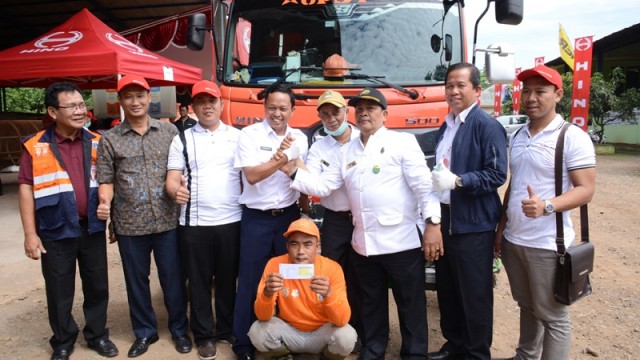  Hino Uji Emisi 300 Unit Truk Sampah Pemprov DKI Jakarta