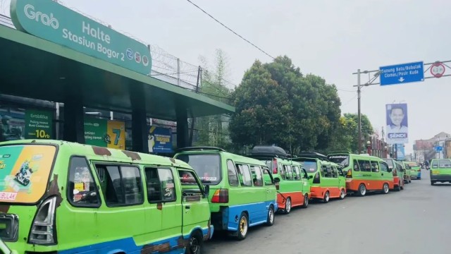 Angkot Mesin Fosil Di Bogor Terus Dikurangi 