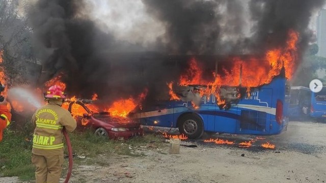 Transjakarta Bantah Video Viral Bus Mereka Terbakar