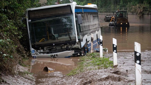 Banjir Bandang Di Jerman, Juga Menyapu Truk Dan Bus Besar