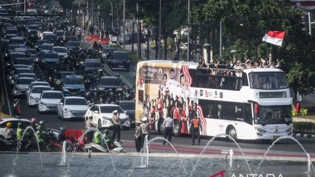 Atlet Olimpiade Indonesia Diarak Dengan Bus Double Decker