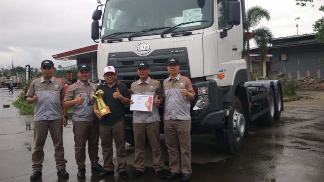 Tim Kerak Telor Juara Pertama Kompetisi Mekanik Truk Di Jepang