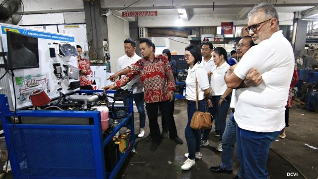 Daimler Truck Cares: Hibahkan Suku Cadang Mercedes-Benz Untuk Dua SMK 