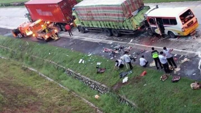 Kecelakaan Maut Libatkan Truk ODOL dan Travel Terjadi di Tol Cipali