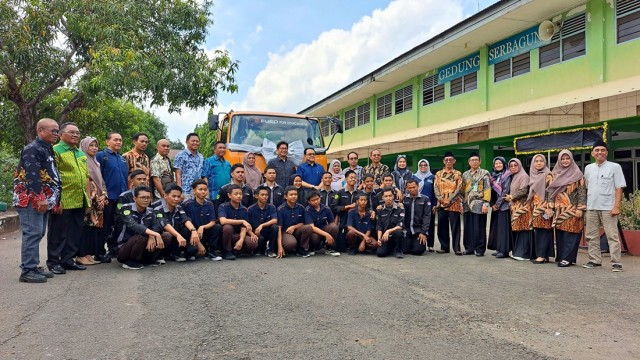  Mitsubishi Sumbang Truk Fuso Ke SMK Di Makassar 