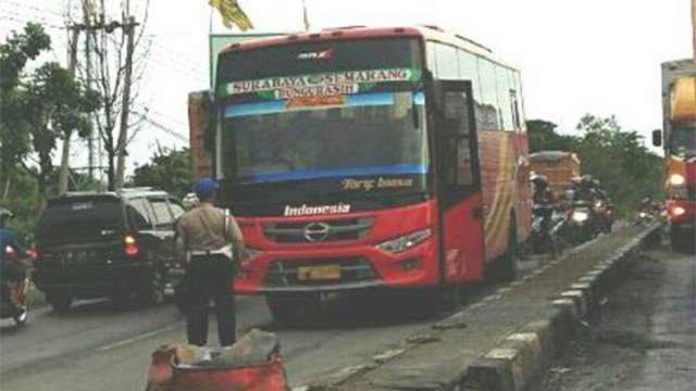 Bus AKAP Jurusan Surabaya-Semarang Ini Dihadang Polantas Karena Melawan Arus, Jadi Viral di Medsos